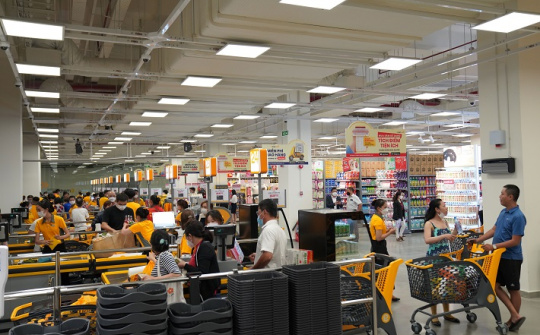 Emart Sala thu hút đông đảo khách hàng tham quan khi bán thử nghiệm