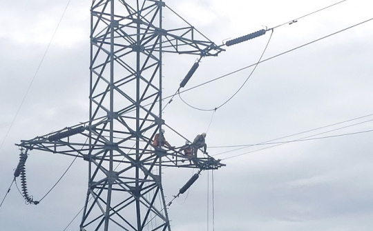 Truyền tải điện Khánh Hòa thi công sửa chữa phần mang điện đường dây 220 kV Thiên Tân - Nha Trang