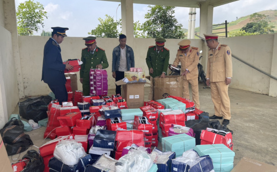 Sơn La: Tạm giữ hàng trăm sản phẩm hàng hóa giả mạo nhãn hiệu được bày bán cho bà con vùng cao