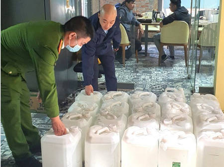 Hà Nội: Tạm giữ 510 lít rượu thủ công không rõ nguồn gốc xuất xứ