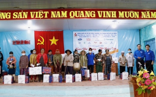 "Xuân yêu thương, Tết nghĩa tình" đến với người nghèo huyện Tuy Phong