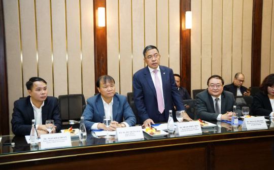 Thứ trưởng Đỗ Thắng Hải và Bộ trưởng Bộ Công Thương Lào tham quan Tổ hợp ô tô VinFast