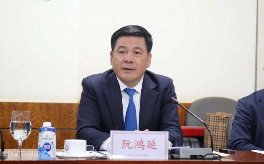 Tặng bằng khen cho Tham tán công sứ Đại sứ quán nước Cộng hòa nhân dân Trung Hoa tại Việt Nam