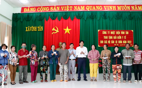 Nhiệt điện Vĩnh Tân tặng thẻ bảo hiểm y tế cho người dân khó khăn