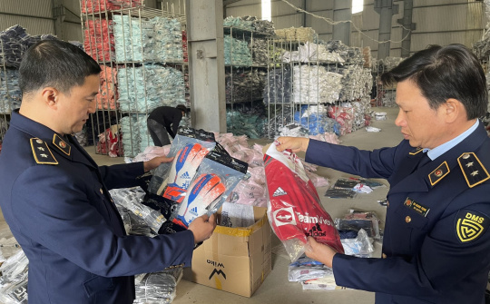 Gần 30.000 bộ thể thao giả mạo nhãn hiệu vừa bị lực lượng chức năng thu giữ