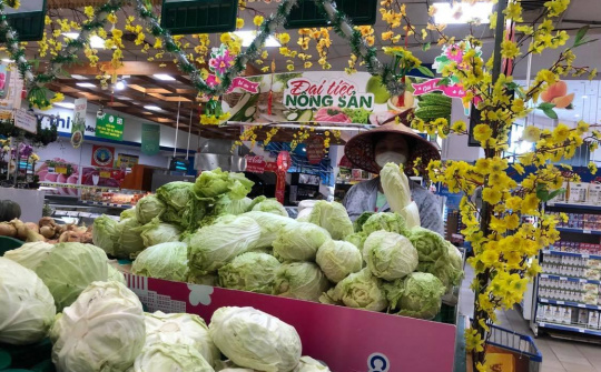 Ngày mùng 2 Tết, thị trường hàng hóa đã bắt đầu sôi động hơn