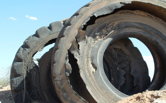 Sản xuất thành công xăng dầu từ nhựa và lốp xe cũ