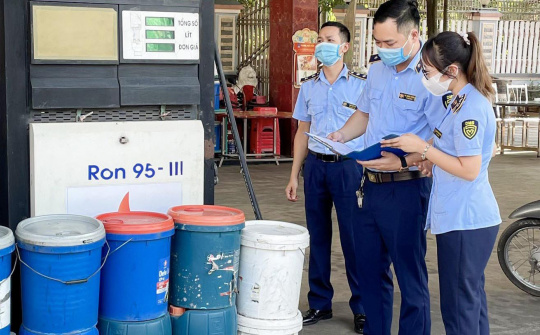 Quản lý thị trường nỗ lực kiểm tra, đảm bảo nguồn cung xăng dầu