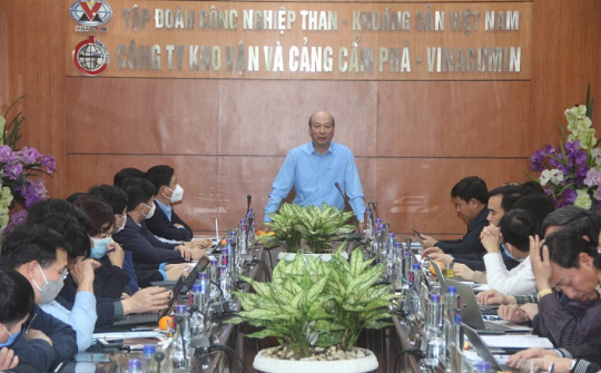 Chủ tịch HĐTV TKV kiểm tra sản xuất tại Kho vận và cảng Cẩm Phả