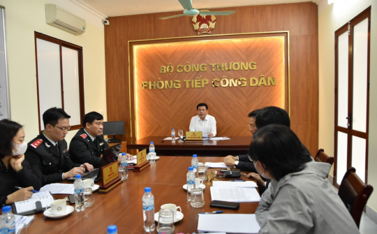 Bộ trưởng Nguyễn Hồng Diên tiếp công dân