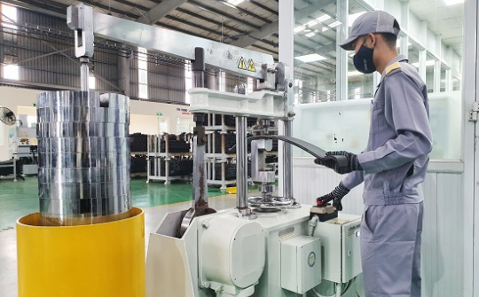 Sản xuất nhíp ô tô trên dây chuyền tự động hóa