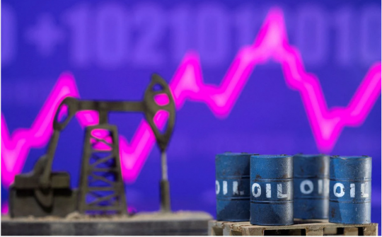 Không chịu nổi áp lực về nguồn cung, giá dầu tăng vọt lên 130 USD/thùng