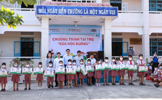 Nhiệt điện Vĩnh Tân tài trợ sữa học đường cho 1000 học sinh huyện Tuy Phong