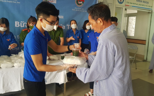 “Bữa cơm nghĩa tình” ấm lòng người bệnh