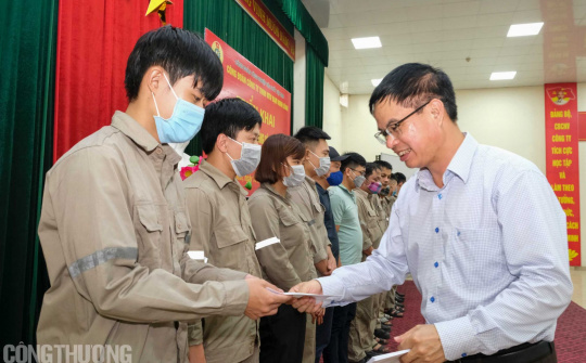 Đạm Ninh Bình triển khai Tháng Công nhân và phát động thi đua dịp đại tu năm 2022