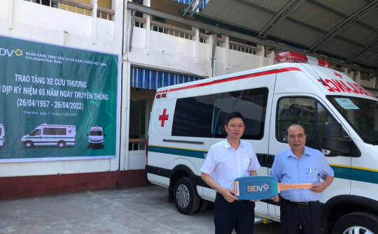 BIDV tặng xe cứu thương cho Bệnh viện Đa khoa huyện Tiền Hải