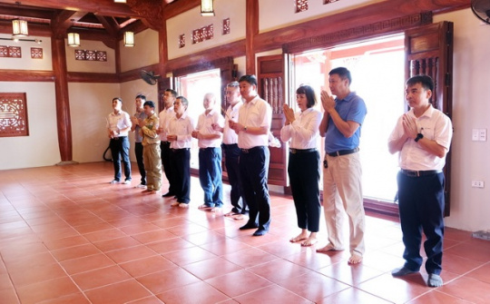 PTC1 dâng hương tại Nghĩa trang Liệt sĩ Quốc gia Vị Xuyên