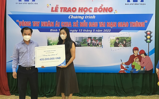 Quỹ Toyota Việt Nam trao tặng học bổng "Vòng tay nhân ái"
