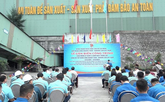 Gắn biển công trình thanh niên chào mừng kỷ niệm 15 năm ngày thành lập Đảng bộ TKV