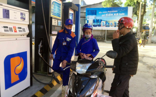 Bộ Công Thương: Không tước quyền bán giá xăng dầu vùng 2 của thương nhân phân phối
