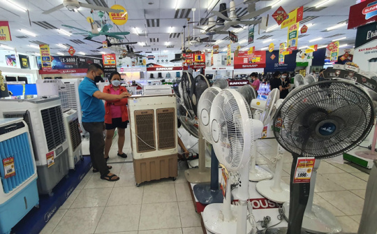 Thị trường hàng chống nóng vào mùa: Mua sớm để được giao nhanh