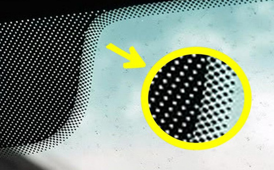 Bí mật về dải chấm tròn đen trên kính ô tô, tác dụng là gì?