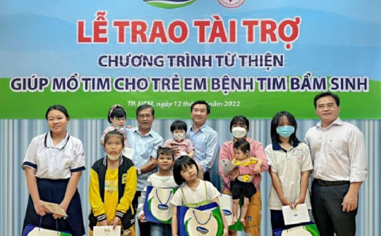 Vinamilk tiếp tục ủng hộ 500 triệu đồng cho các bệnh nhi nghèo mổ tim