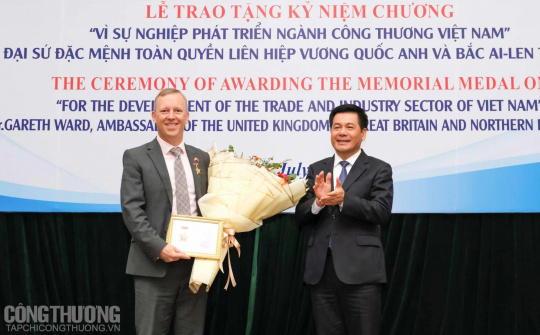 Trao kỷ niệm chương Vì sự nghiệp phát triển ngành Công Thương cho Đại sứ Vương quốc Anh tại Việt Nam