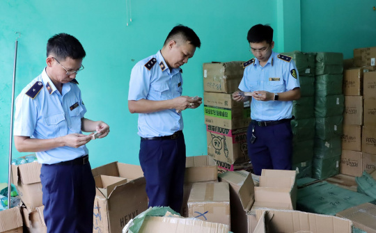 Kiểm tra kho chứa hơn 20 tấn nước hoa, mỹ phẩm nghi giả nhãn hiệu