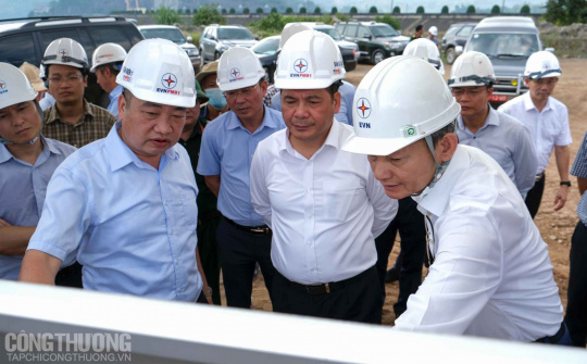 Bộ trưởng Nguyễn Hồng Diên kiểm tra thực tế công trình Dự án Nhà máy thủy điện Hòa Bình mở rộng