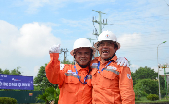 Nụ cười vẫn nở trên môi những người thợ điện