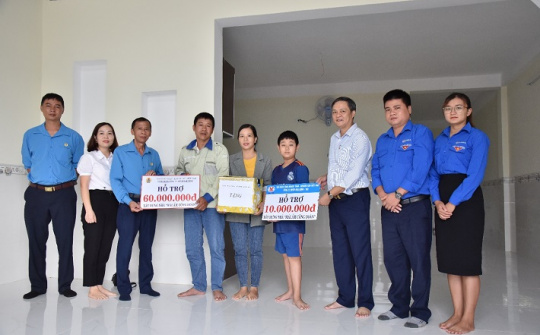 Nhôm Đắk Nông trao “Mái ấm công đoàn” tới gia đình người lao động gặp khó khăn