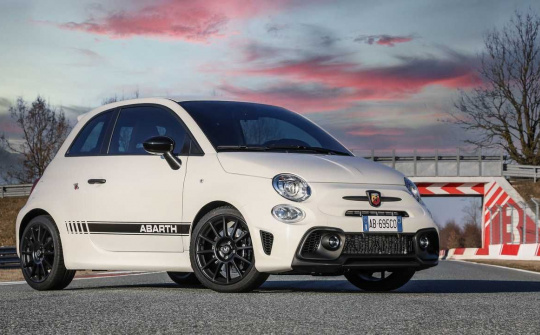 Fiat Abarth 695 2022 độ Competizione: Độc quyền, hiệu suất và tinh thần đua xe