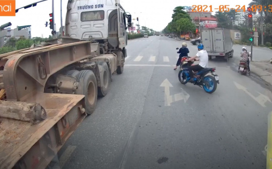 Góc ý thức: Taxi vô tư vượt đèn đỏ nhưng gây khó chịu hơn là còi