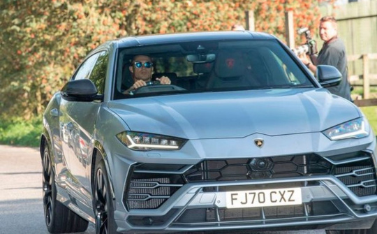 Cristiano Ronaldo đang sử dụng siêu xe nào trước khi dàn xe được chuyển tới Manchester