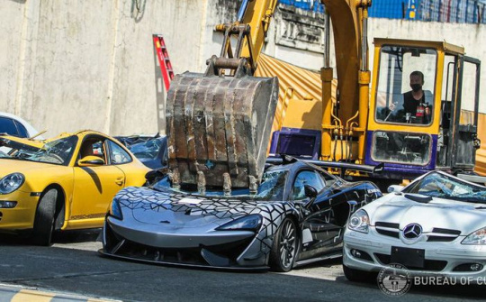 "Xót xa" nhìn dàn siêu xe 1,2 triệu USD bị nghiền nát không thương tiếc