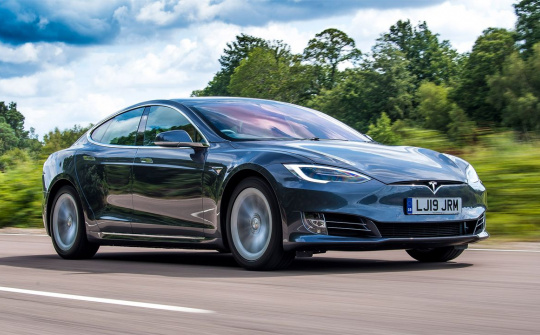 Top 5 mẫu sedan nhanh nhất thế giới: Tốc độ ngang siêu xe