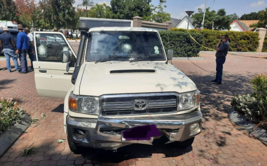 Nghẹt thở 3 phút cùng Toyota Land Cruiser bọc thép chống trả cướp như phim hành động