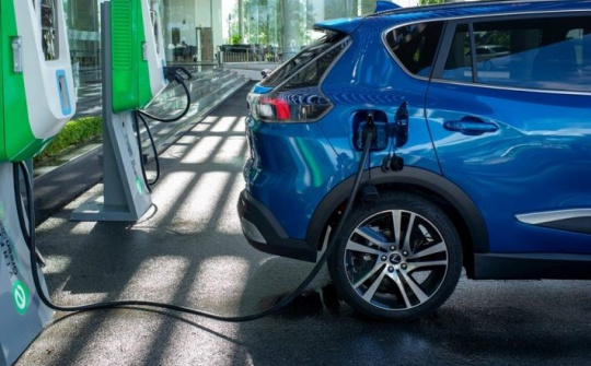 VinFast mở trạm sạc xe điện đầu tiên tại cây xăng