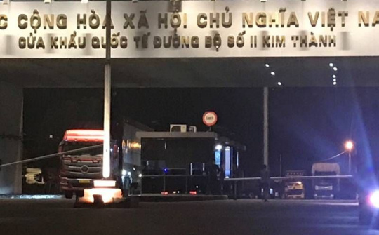 Cửa khẩu Kim Thành (Lào Cai) thông quan trở lại, nỗ lực "giải phóng" hàng chục xe hàng trong đêm