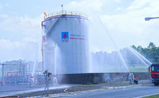 Thực tập chữa cháy, cứu nạn cứu hộ và ứng phó sự cố tràn dầu tại Nhà máy xử lý khí Dinh Cố (GPP)
