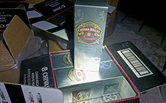 Bình Thuận tạm giữ lô hàng 120 chai rượu nhãn hiệu Chivas Regal không rõ nguồn gốc