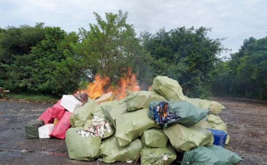 Long An tiêu hủy trên 130.000 bao thuốc lá điếu nhập lậu