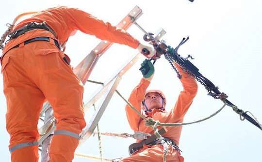 EVNHANOI đảm bảo vận hành cung ứng điện an toàn trong nắng nóng