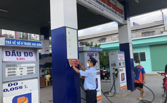Tiền Giang tiếp tục dán số điện thoại đường dây nóng tại 280 cửa hàng xăng dầu