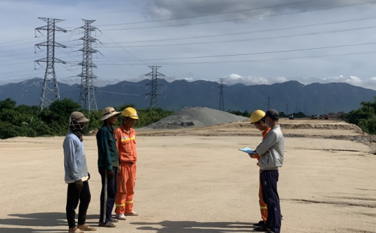 Di dời các cột điện phục vụ thi công cao tốc Bắc - Nam