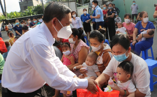 Cao su miền Nam: Mang sân chơi mới đến với bệnh nhi Bình Dương