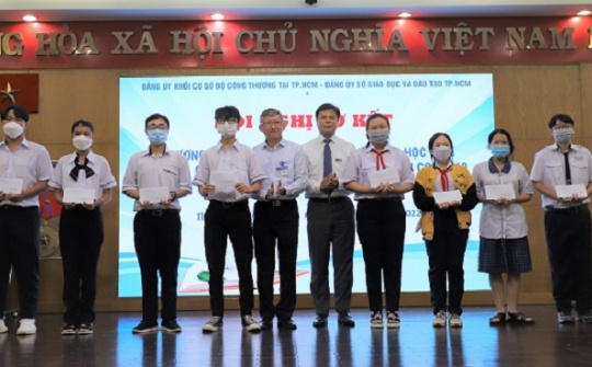 EVNGENCO3 trao quà cho 98 em học sinh bị ảnh hưởng bởi dịch COVID-19