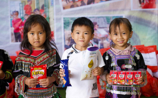 Hành trình của chuyến xe yêu thương chở niềm vui lên Xà Hồ