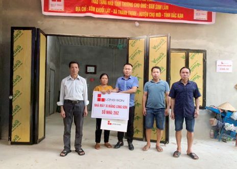 Công ty Xi măng Long Sơn trao nhà tình thương tại tỉnh Bắc Kạn
